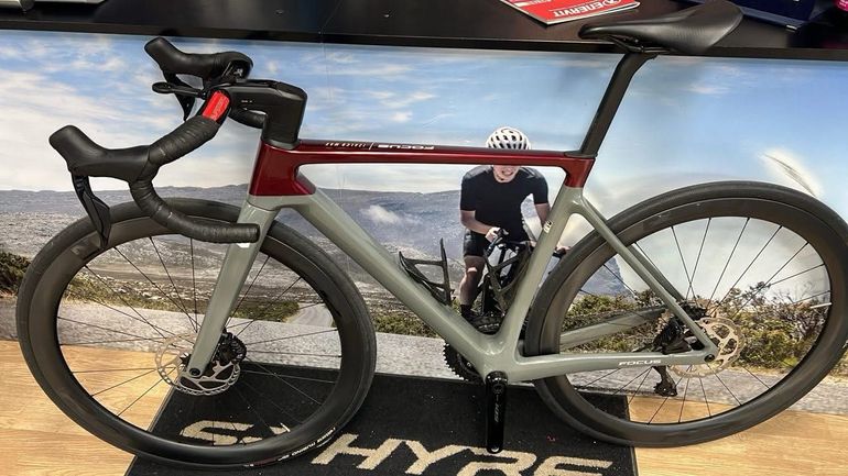 Used FOCUS IZALCO MAX 8.9 2025 Road & Gravel, Light Gray — image 4 of 6