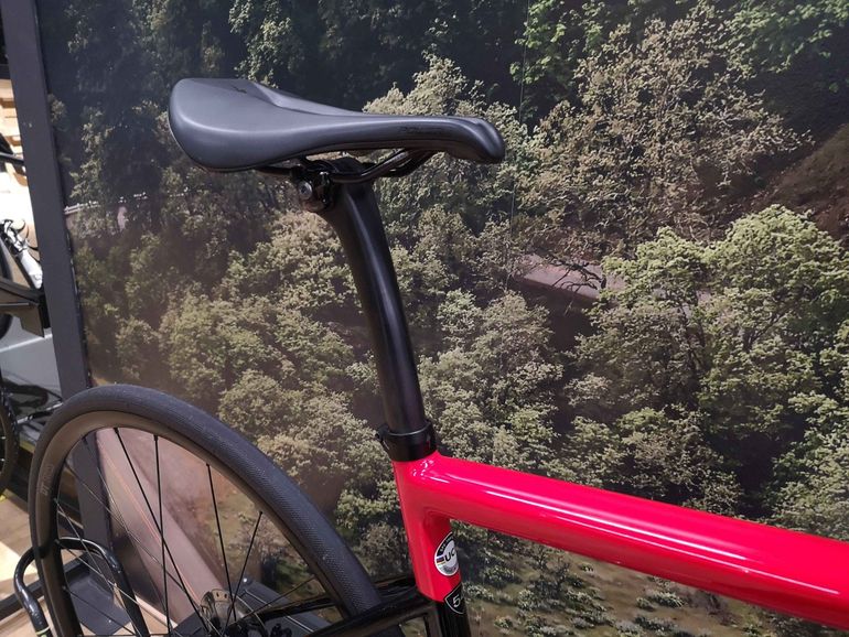 Used Specialized Tarmac Sl6 Comp 2021 Road & Gravel, Red — image 4 of 6