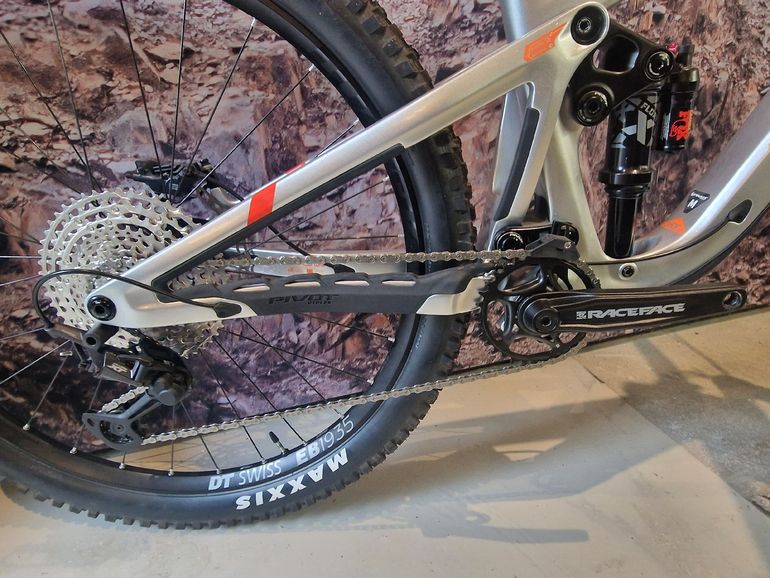 Used Pivot FIREBIRD Ride SLX/XT 2024 2024 Mountainbike, Light Gray, 29 — image 3 of 7