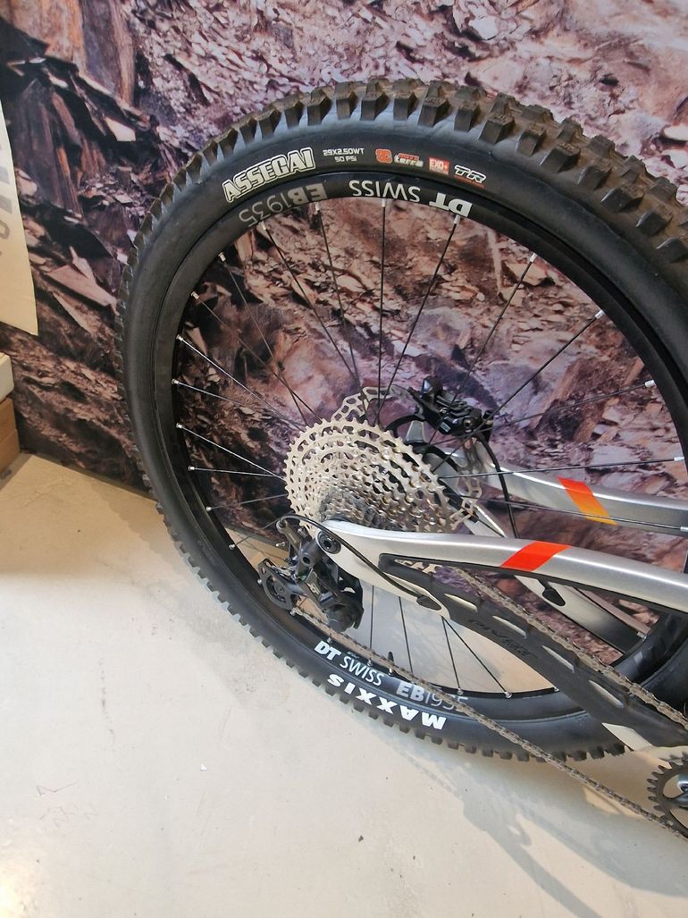 Used Pivot FIREBIRD Ride SLX/XT 2024 2024 Mountainbike, Light Gray, 29 — image 6 of 7