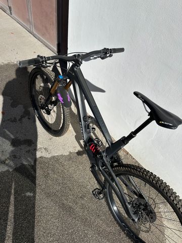Used Forbidden Dreadnought XT 2023 2023 Mountainbike, Black, 29 — image 6 of 7