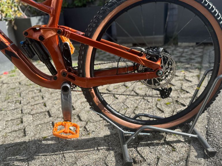 Used Trek Slash 8 Gen 5 2023 2023 Mountainbike, Orange, 29 — image 8 of 10