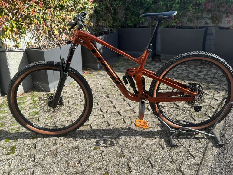 Used Trek Slash 8 Gen 5 2023 2023 Mountainbike, Orange, 29 — image 7 of 10
