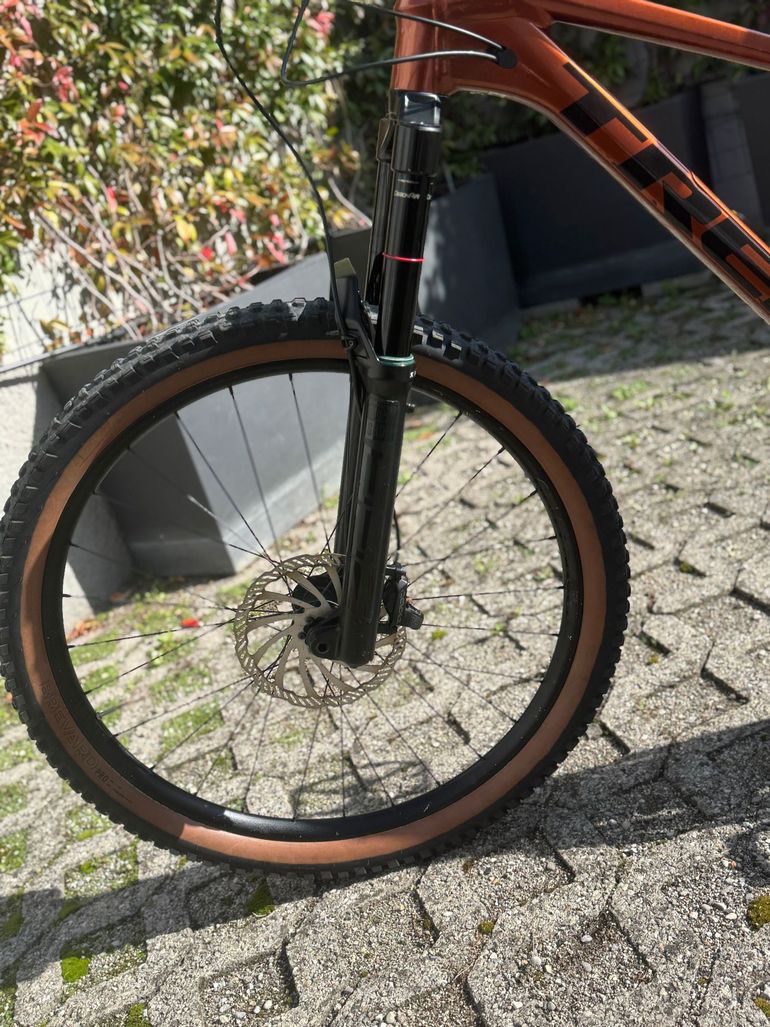 Used Trek Slash 8 Gen 5 2023 2023 Mountainbike, Orange, 29 — image 9 of 10