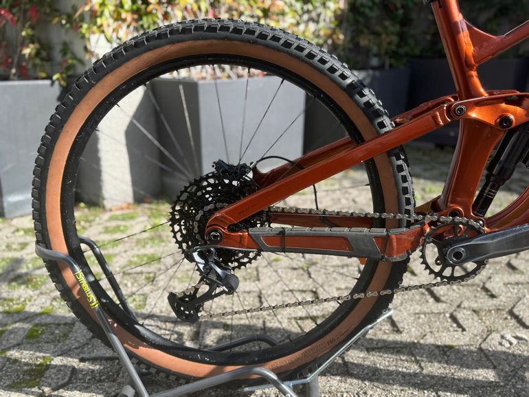 Used Trek Slash 8 Gen 5 2023 2023 Mountainbike, Orange, 29 — image 2 of 10
