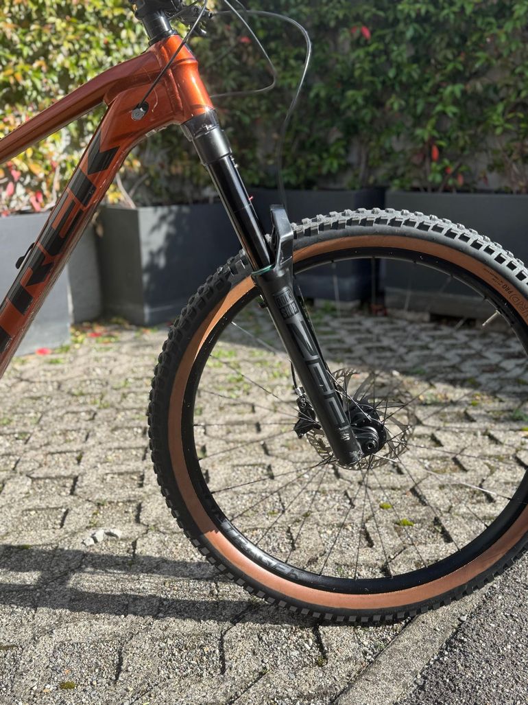 Used Trek Slash 8 Gen 5 2023 2023 Mountainbike, Orange, 29 — image 3 of 10