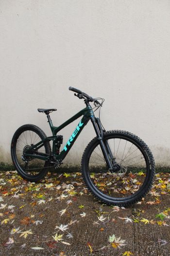 Used Trek Slash 9.8 2019 2019 Mountainbike, Green, 29 — image 1 of 3