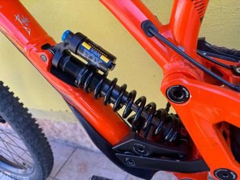 Used Commencal SUPREME DH Shimano Deore XT 2018 Mountainbike, Orange — image 5 of 11