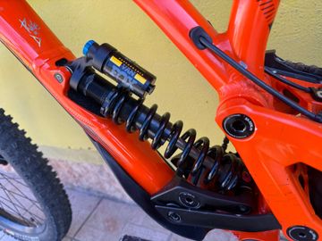 Used Commencal SUPREME DH Shimano Deore XT 2018 Mountainbike, Orange — image 5 of 11
