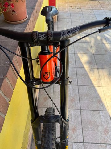Used Commencal SUPREME DH Shimano Deore XT 2018 Mountainbike, Orange — image 8 of 11