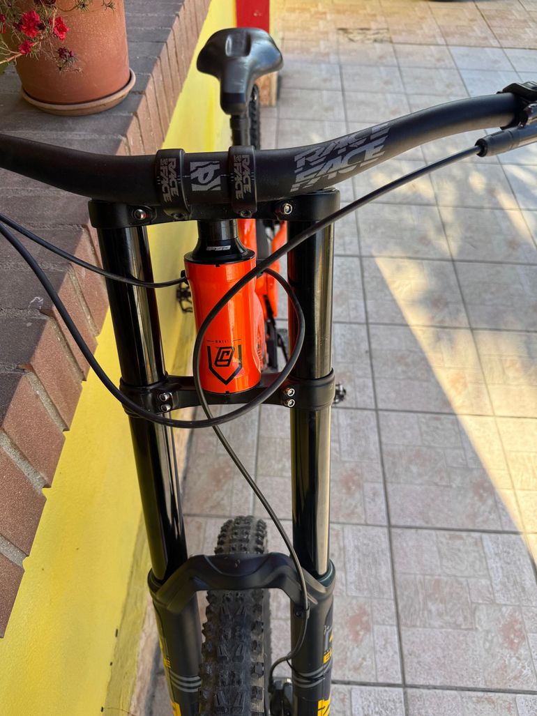 Used Commencal SUPREME DH Shimano Deore XT 2018 Mountainbike, Orange — image 8 of 11