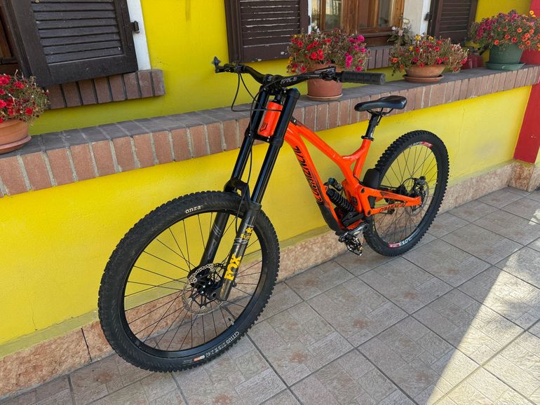 Used Commencal SUPREME DH Shimano Deore XT 2018 Mountainbike, Orange — image 2 of 11