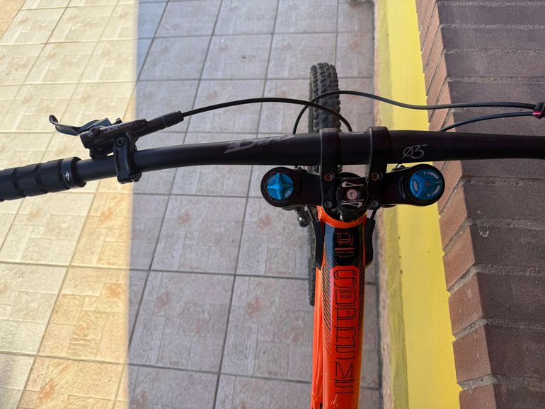 Used Commencal SUPREME DH Shimano Deore XT 2018 Mountainbike, Orange — image 7 of 11