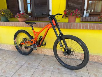Used Commencal SUPREME DH Shimano Deore XT 2018 Mountainbike, Orange — image 10 of 11