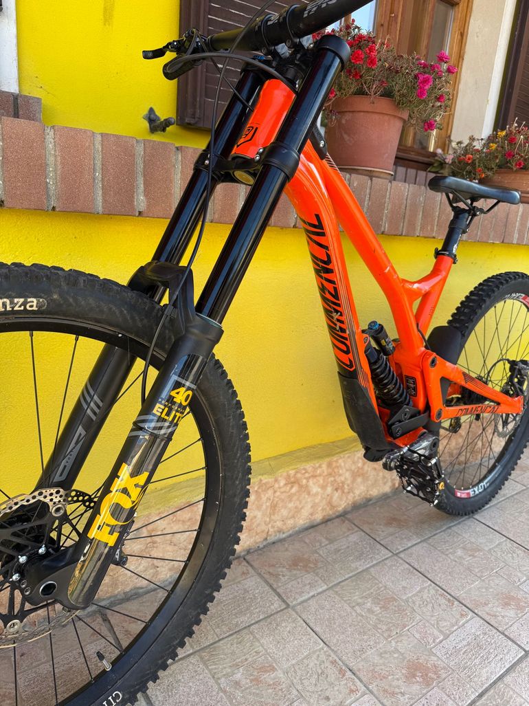 Used Commencal SUPREME DH Shimano Deore XT 2018 Mountainbike, Orange — image 9 of 11