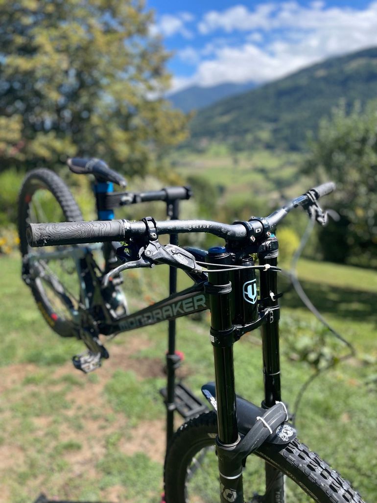 Used Mondraker Summum SRAM GX DH 2022 Mountainbike, Black — image 7 of 10