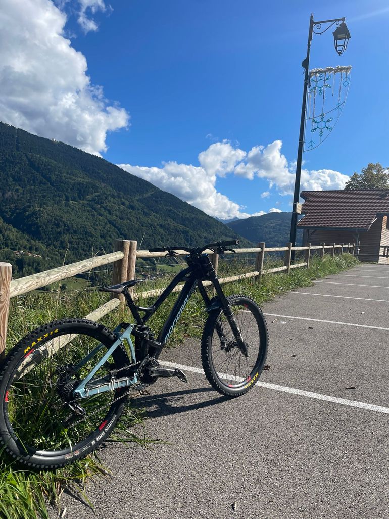 Used Mondraker Summum SRAM GX DH 2022 Mountainbike, Black — image 2 of 10