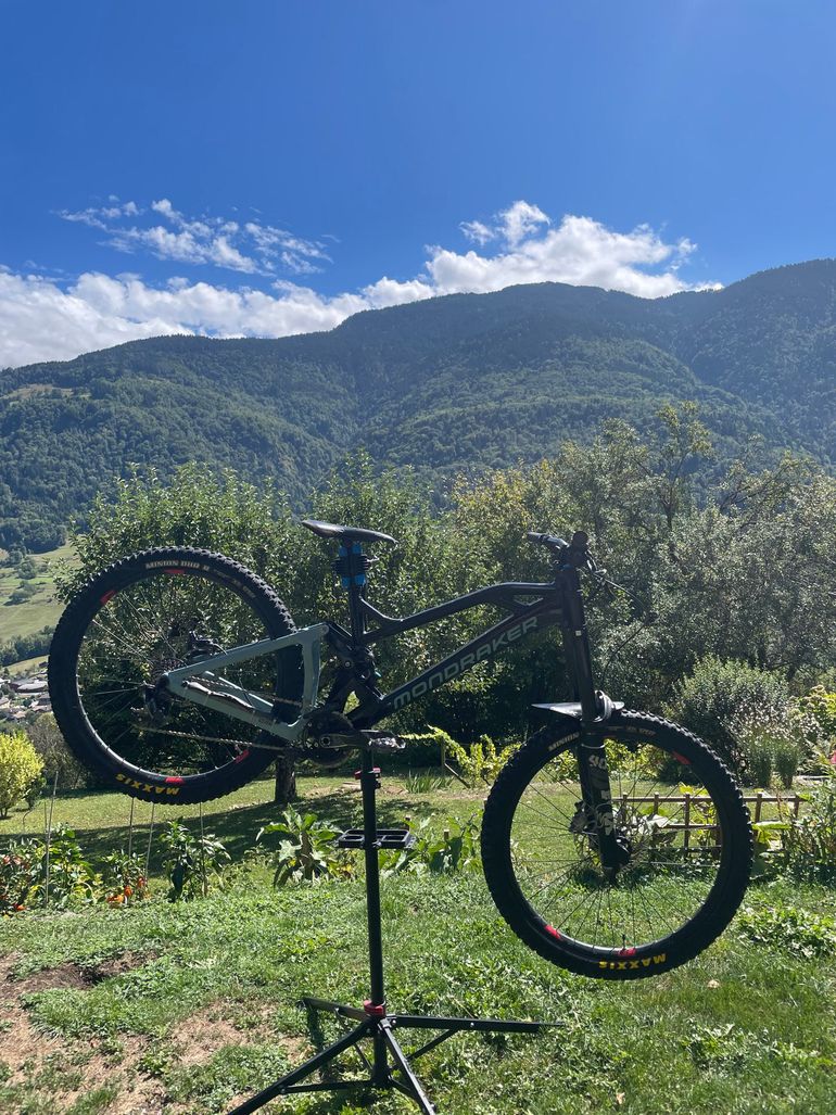 Used Mondraker Summum SRAM GX DH 2022 Mountainbike, Black — image 10 of 10