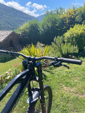 Used Mondraker Summum SRAM GX DH 2022 Mountainbike, Black — image 9 of 10