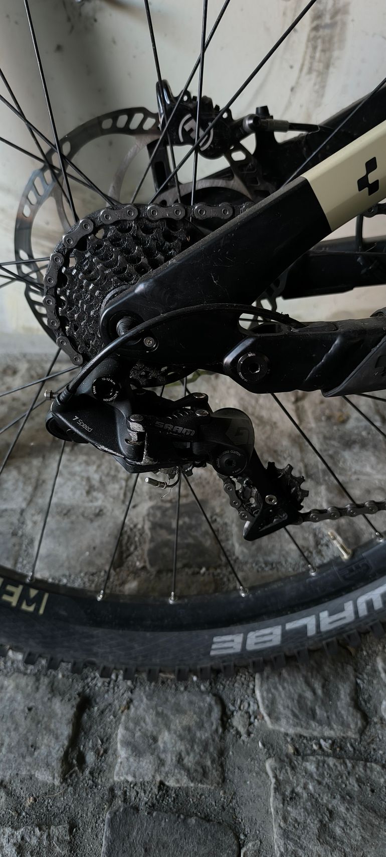 Used Cube Two15 2022 Mountainbike, Black, 27.5 (650B) — image 3 of 7