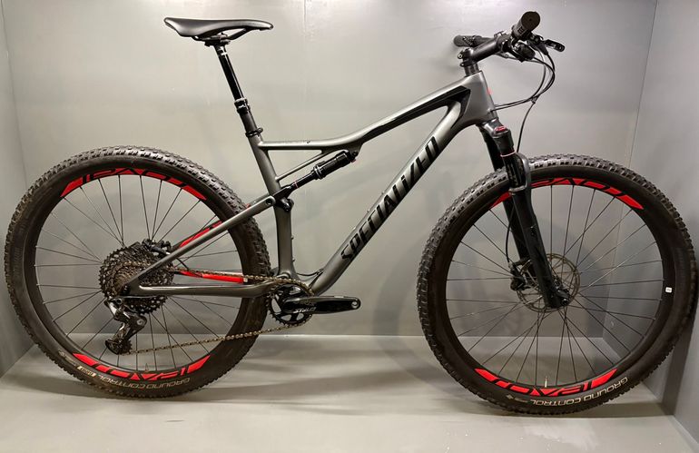Used Specialized Men's Epic Expert 2019 2019 Mountainbike, Black, 29 — image 1 of 8