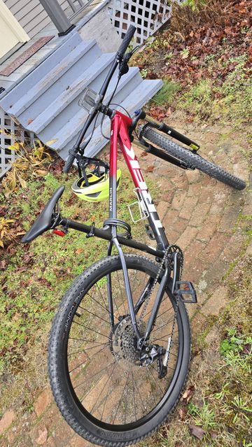 Used Trek Marlin 6 Gen 2 2023 2023 Mountainbike, Red, 27.5, 29 — image 2 of 5