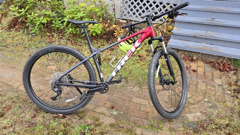Used Trek Marlin 6 Gen 2 2023 2023 Mountainbike, Red, 27.5, 29 — image 1 of 5