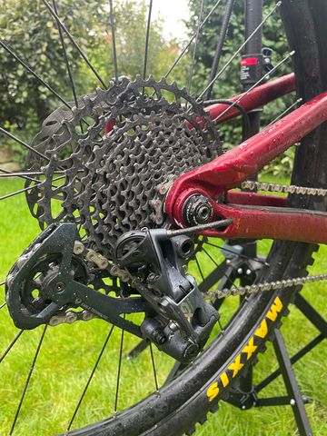 Used Trek Remedy SRAM GX Eagle AXS (T-Type) 2022 Mountainbike, Red — image 3 of 6