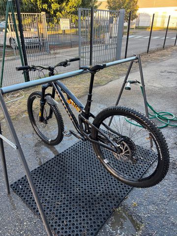 Used Commencal META V5 OHLINS EDITION 2024 2024 Mountainbike, Black, 29 — image 4 of 5