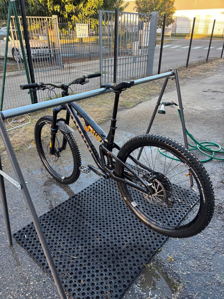 Used Commencal META V5 OHLINS EDITION 2024 2024 Mountainbike, Black, 29 — image 4 of 5