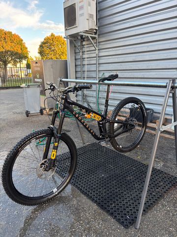 Used Commencal META V5 OHLINS EDITION 2024 2024 Mountainbike, Black, 29 — image 2 of 5