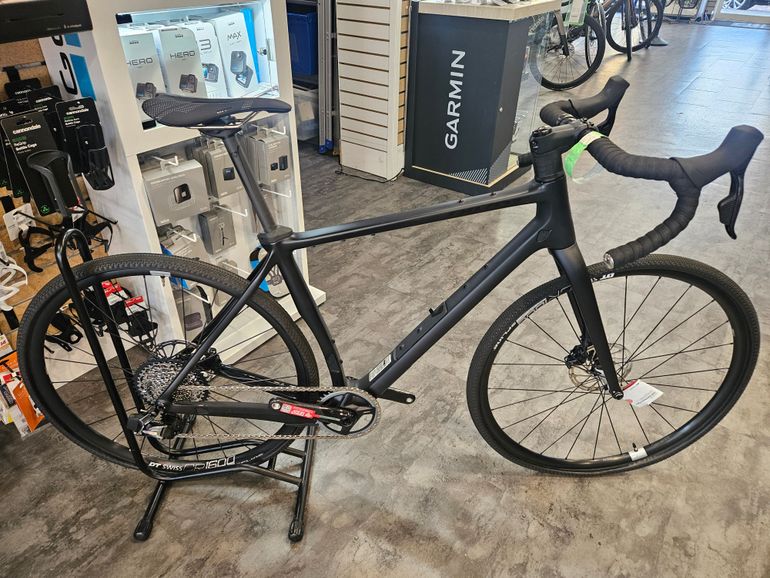 Used Pivot VAULT 2025 Road & Gravel, Black — image 1 of 8