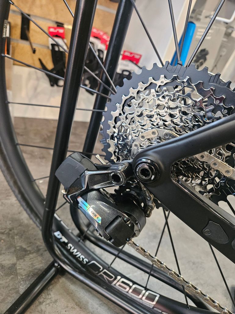 Used Pivot VAULT 2025 Road & Gravel, Black — image 3 of 8