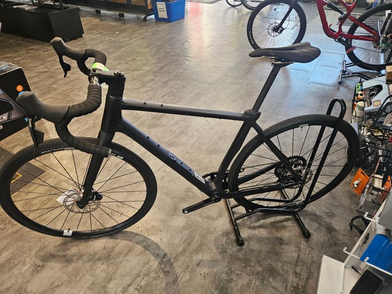 Used Pivot VAULT 2025 Road & Gravel, Black — image 2 of 8