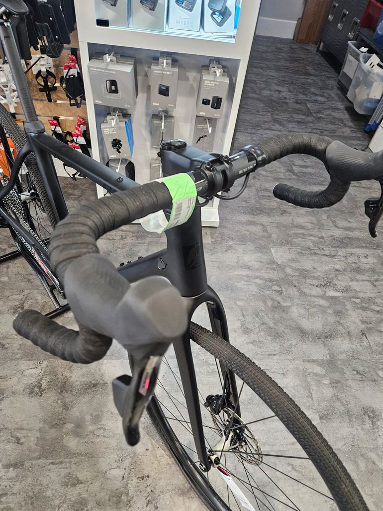 Used Pivot VAULT 2025 Road & Gravel, Black — image 6 of 8