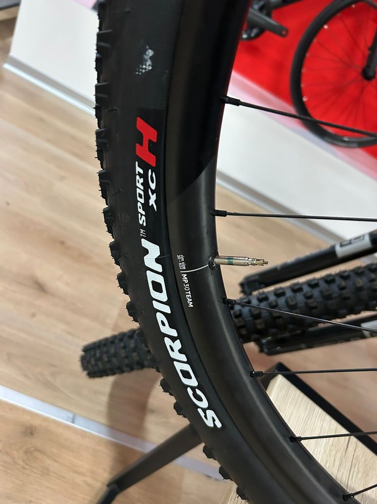 Used Orbea Oiz Shimano Deore XT 2025 Mountainbike, Black — image 3 of 7