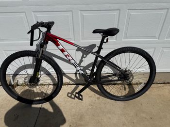 Used Trek Marlin 6 2022 2022 Mountainbike, Red, 27.5, 29 — image 1 of 3