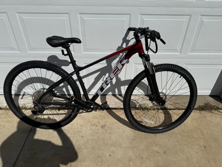 Used Trek Marlin 6 2022 2022 Mountainbike, Red, 27.5, 29 — image 3 of 3