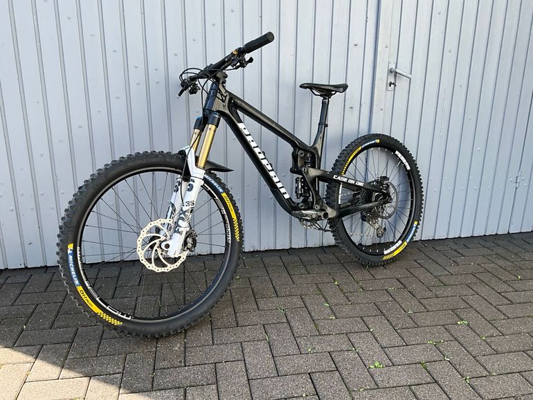 Used Propain Tyee CF 27, 5“ 2021 Mountainbike, Black — image 1 of 9