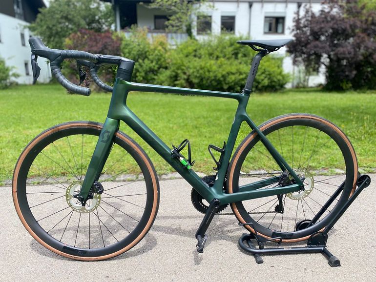 Used Scott Addict RC 15 2022 2022 Road & Gravel, Green — image 1 of 7