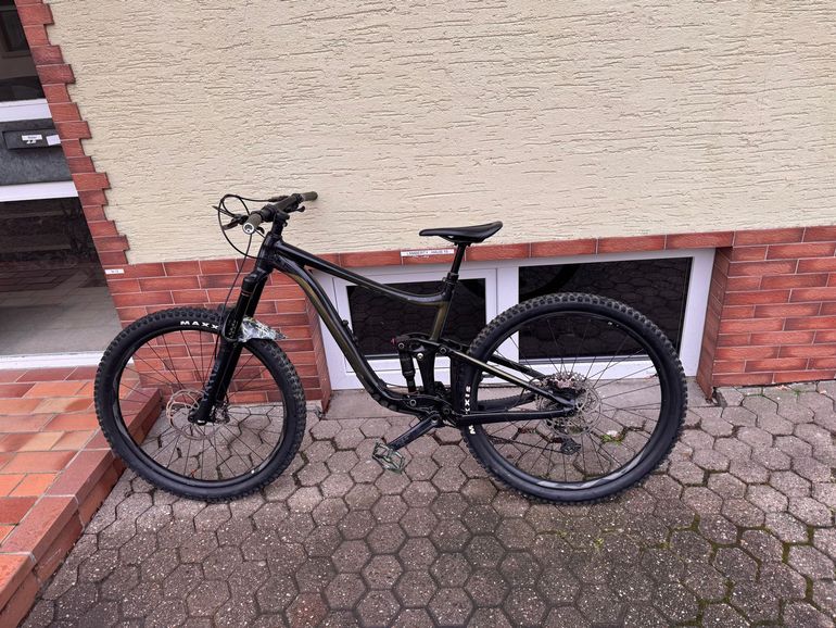 Used Giant Reign 2 2023 2023 Mountainbike, Black, 29 — image 1 of 6
