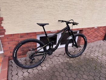 Used Giant Reign 2 2023 2023 Mountainbike, Black, 29 — image 2 of 6