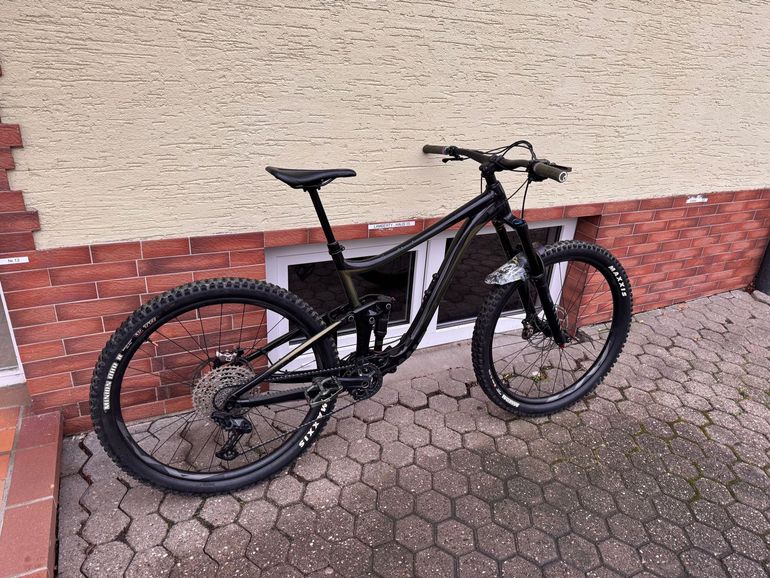 Used Giant Reign 2 2023 2023 Mountainbike, Black, 29 — image 2 of 6