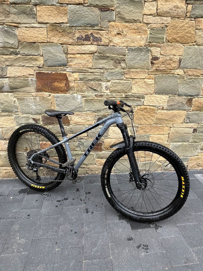 Used Trek Roscoe 8 2019 2019 Mountainbike, Light Gray, 27.5 — image 1 of 6