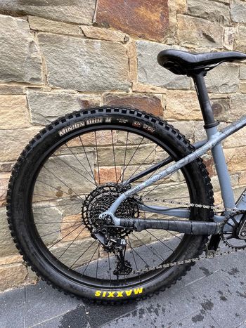 Used Trek Roscoe 8 2019 2019 Mountainbike, Light Gray, 27.5 — image 2 of 6