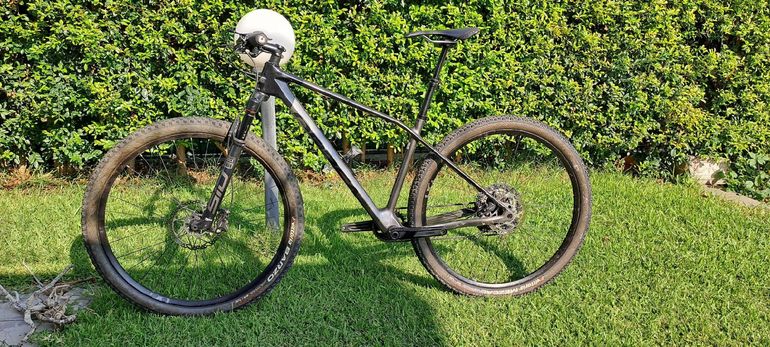 Used Orbea Alma Shimano Deore XT 2023 Mountainbike, Light Gray — image 2 of 3