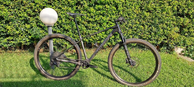 Used Orbea Alma Shimano Deore XT 2023 Mountainbike, Light Gray — image 1 of 3