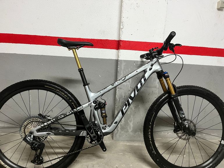 Used Pivot Trail 429 2024 Mountainbike, Light Gray, 29 — image 1 of 10