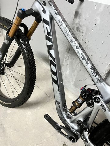 Used Pivot Trail 429 2024 Mountainbike, Light Gray, 29 — image 8 of 10