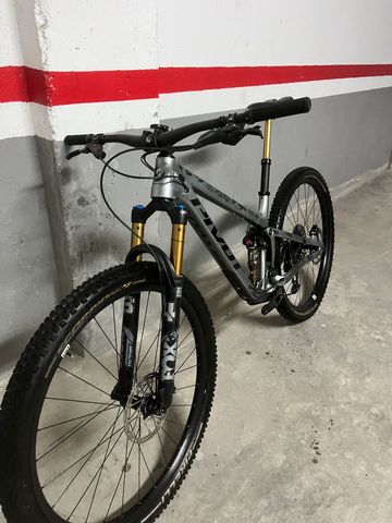 Used Pivot Trail 429 2024 Mountainbike, Light Gray, 29 — image 2 of 10